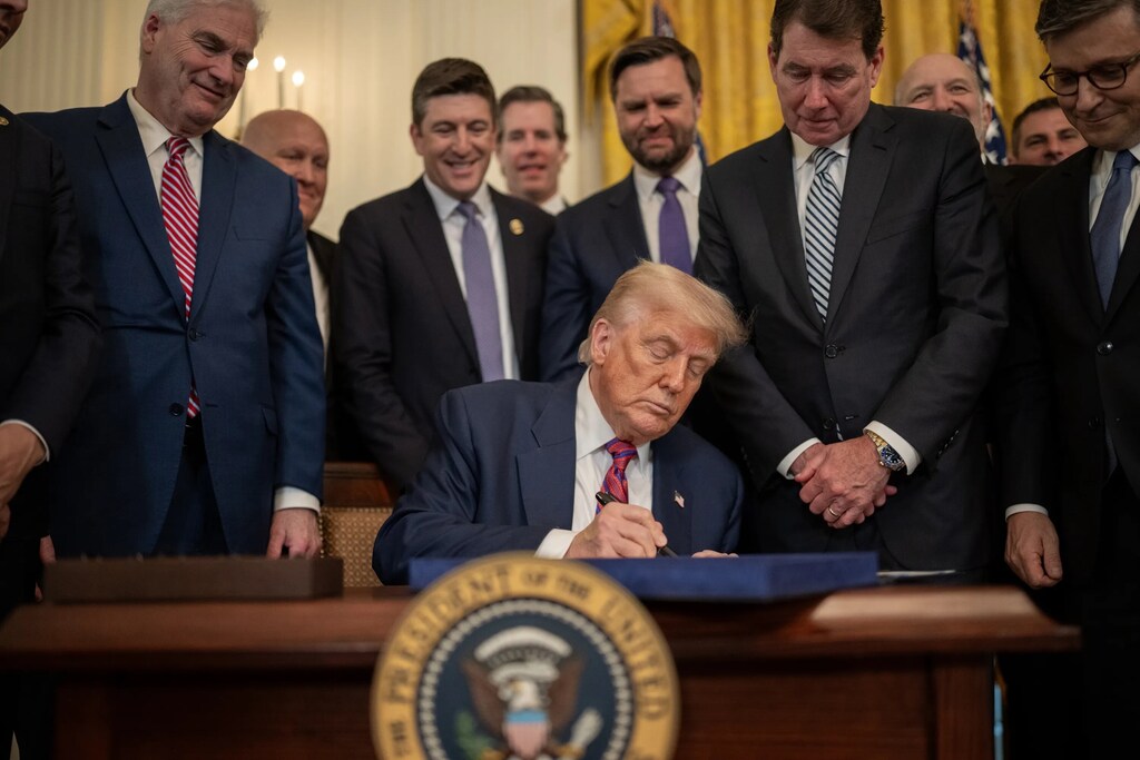 El presidente de Estados Unidos, Donald Trump, promulga la Ley GENIUS en julio de 2025.