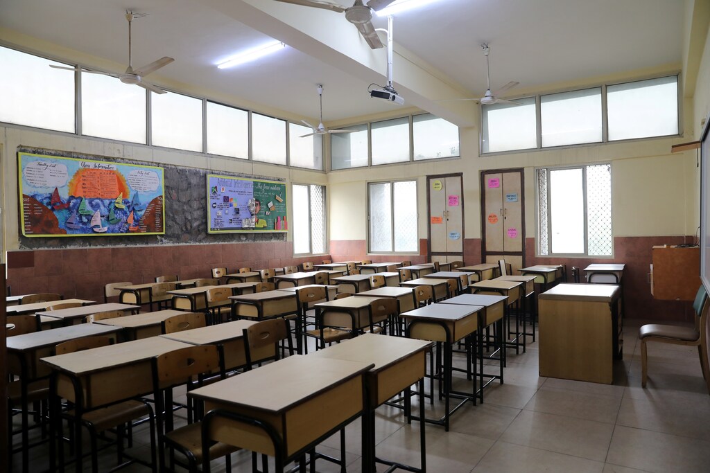 An empty classroom of a school is seen after the school remained closed on account of smog in New Delhi, India, November 14, 2019. REUTERS/Anushree Fadnavis - RC2YAD9XJG8I