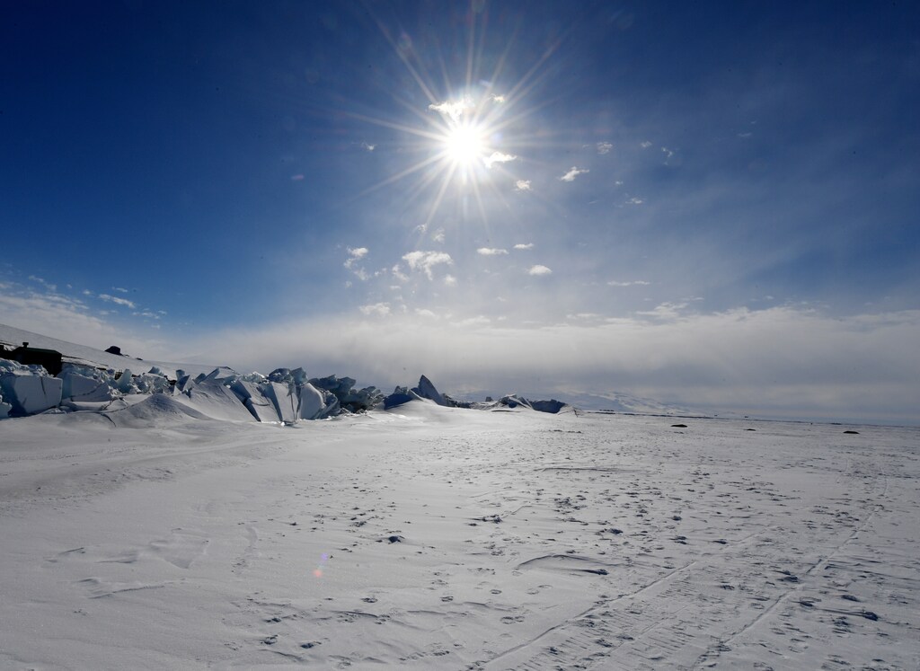 A frozen section of the Ross Sea at the Scott Base in Antarctica on November 12, 2016. REUTERS/Mark Ralston/Pool - RTX2TB9X