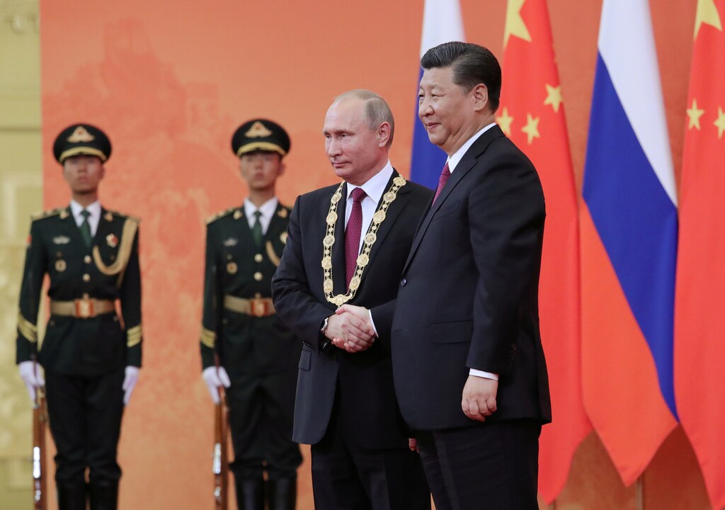 Chinese President Xi Jinping (R) shakes hands with Russian President Vladimir Putin after presenting him with the Friendship Medal during a ceremony in the Great Hall of the People in Beijing, China June 8, 2018. Sputnik/Mikhail Klimentyev/Kremlin via REUTERS ATTENTION EDITORS - THIS IMAGE WAS PROVIDED BY A THIRD PARTY. - RC11DC16F780