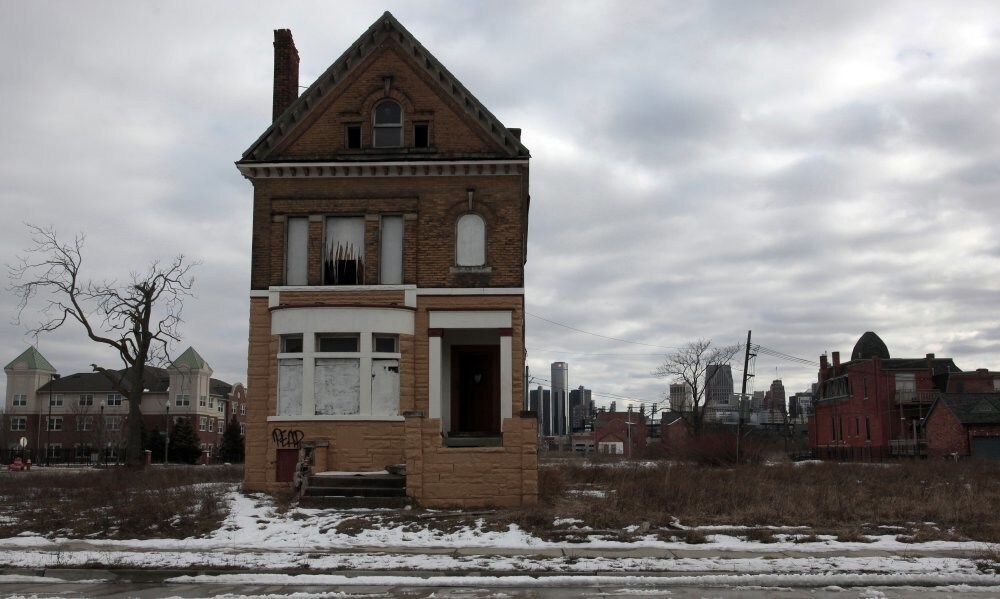 A vacant, boarded up house is seen in the once thriving Brush Park neighborhood with the downtown Detroit skyline behind it in Detroit, Michigan March 3, 2013. Michigan Governor Rick Snyder cleared the way for a state takeover of Detroit, declaring that the birthplace of the U.S. automotive industry faces a fiscal emergency and that he has identified a top candidate to assume its management. Friday's declaration by the Republican governor virtually assures that the state of Michigan will assume control of Detroit's books, and eventually decide whether the city should file the largest municipal bankruptcy in U.S. history.