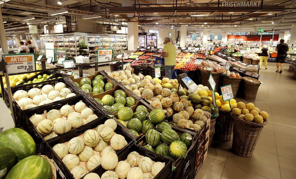 Fruits and vegetables are displayed at the fresh market department at a supermarket of Swiss retail group Migros, as the spread of the coronavirus disease (COVID-19) continues, in Zurich, Switzerland June 24, 2020. REUTERS/Arnd Wiegmann - RC2XFH9U9IPE