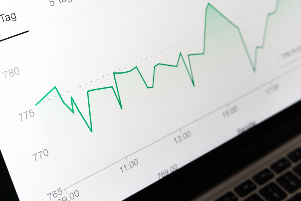 Un gráfico financiero en la pantalla de una computadora.