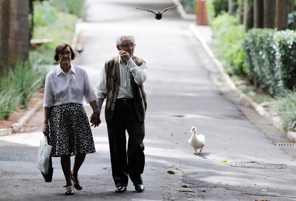 A couple walks in Agua Branca Park in Sao Paulo, Brazil November 9, 2017. REUTERS/Nacho Doce - RC11B0525300