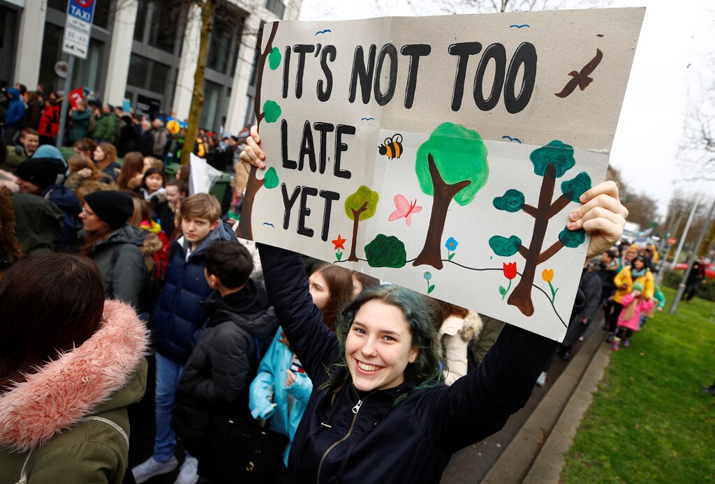 A student holds a placard to support Swedish environmental campaigner Greta Thunberg during a strike from school to demand action on climate change at the town hall square of Duesseldorf, Germany, March 15, 2019. REUTERS/Wolfgang Rattay - RC1D89044110