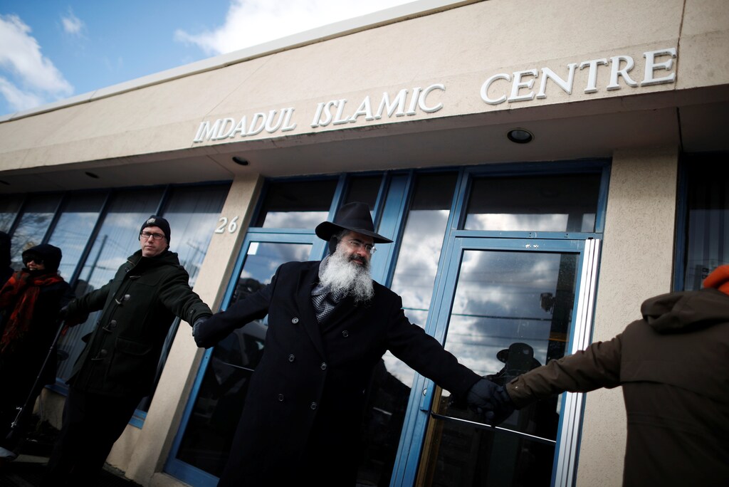 People from the Holy Blossom Temple Synagogue and the Fairlawn United Church form a "Ring of Peace" outside The Imdadul Islamic Centre, during prayers, to show solidarity in condemning the deadly shooting at the Quebec Islamic Cultural Centre, in Toronto, Ontario, Canada February 3, 2017.