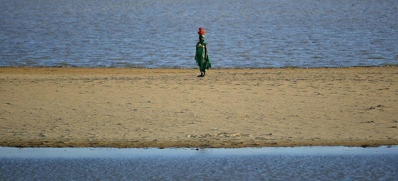 A woman walks on a island made by sand in the middle on the Niger river inGao northern Mali August 8, 2003. The Niger river which divides the countrybetween the northern Sahara from the southern Sahel is Mali's lifeline. Thecountry is dependent on the river for transport, food and water. RIGHTSFREE REUTERS/Yves Herman PP03080090 Pictures of the Year 2003HRM/JV - RP4DRIFRKDAD