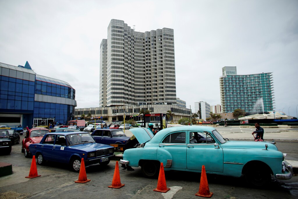Cars line up to have their tanks filled with gasoline in Havana, Cuba, April 7, 2017. REUTERS/Alexandre Meneghini - RTX34NCH