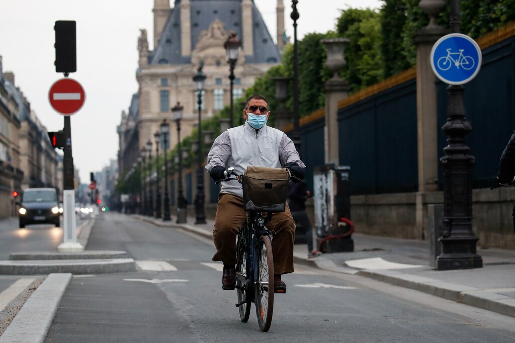 Un hombre con una mascarilla monta en bicicleta en la Rue de Rivoli en París durante el brote de la enfermedad coronavirus (COVID-19) en Francia, el 5 de mayo de 2020.
