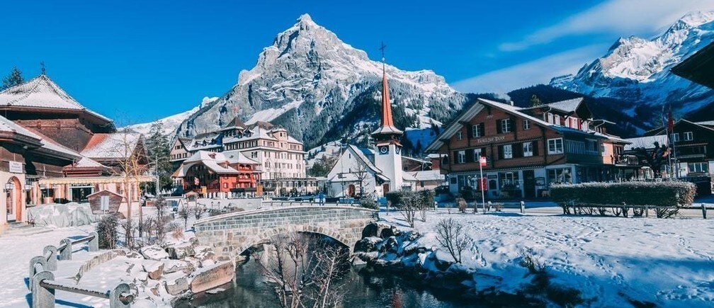 Un límite glacial ha retrocedido, lo que significa que un restaurante que antes estaba en Italia ahora está técnicamente en Suiza.