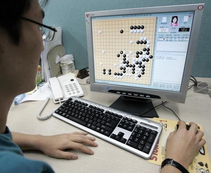 An employee at an online game operator plays on-line Baduk in Seoul February 8, 2007. The game, called Wei Qi in China and Go in Japan, is an ideal candidate to benefit from the on-line boom as gaming firms move to offer international networks to connect hundreds of millions of players, most of them in East Asia. Picture taken February 8, 2007. REUTERS/You Sung-Ho (SOUTH KOREA)