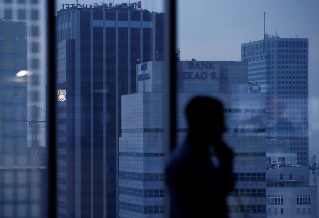 A finance dealer works at a dealing room of Raiffeisen Polbank in Warsaw, Poland January 13, 2017. REUTERS/Kacper Pempel - RTX2YUZR