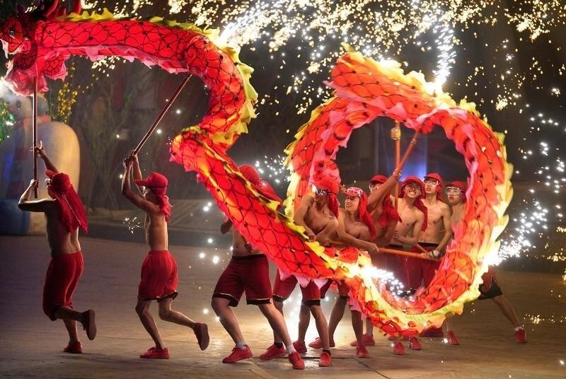 Folk artists perform a fire dragon dance under a shower of sparks from molten iron during a traditional performance to celebrate Chinese Lunar New Year of the Dog at Happy Valley in Beijing, China February 18, 2018. REUTERS/Jason Lee TPX IMAGES OF THE DAY - RC19431471E0