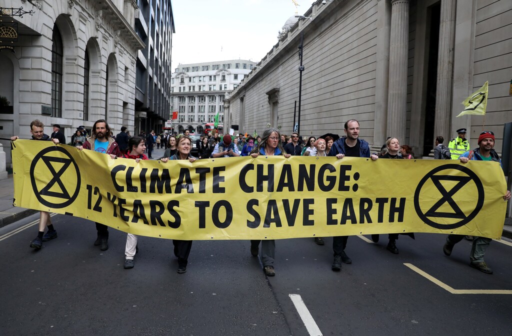 Protesters block traffic outside The Bank of England during the Extinction Rebellion protest in London, Britain April 25, 2019. REUTERS/Simon Dawson - RC1CF289DE50