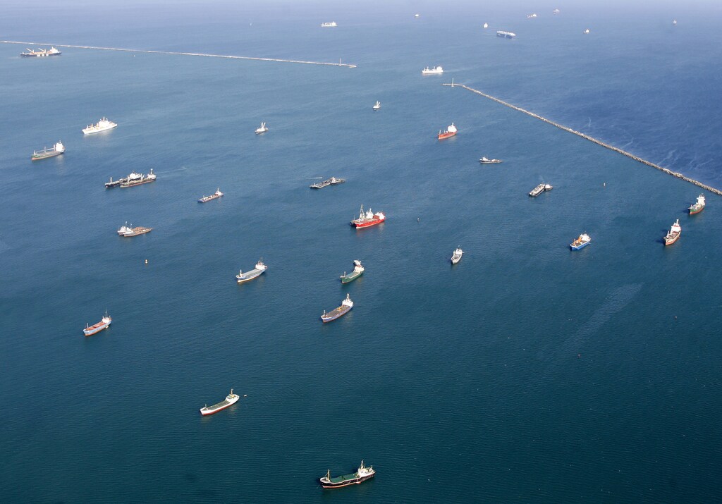 Cargo ships wait at Colon port to cross the Gatun locks at Panama's canal October 21, 2006. Panama's canal will receive the biggest facelift in its 92-year history if Panamanians approve a plan to widen and deepen the waterway at a referendum on Sunday. REUTERS/Jose Miguel Gomez (PANAMA) - RTR1IK2P
