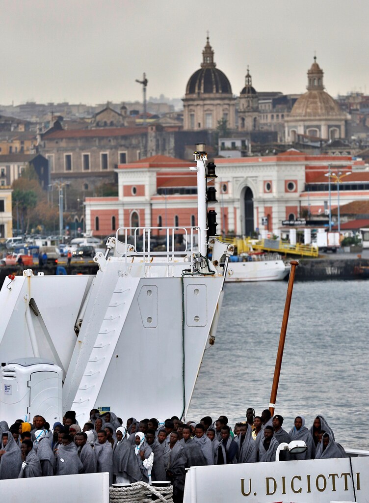 Migrants wait to disembark from Italian Coast Guard patrol vessel Diciotti in the Sicilian harbour of Catania, Italy, November 16, 2016. REUTERS/ Antonio Parrinello - RTX2TXSC