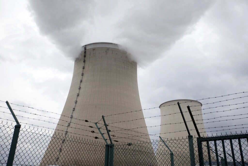 Steam rises from the cooling towers of the Electricite de France (EDF) nuclear power station at Nogent-Sur-Seine, France, November 13, 2015. The nuclear industry argues world leaders at the COP21 conference in Paris next week should not have to choose between nuclear and renewables but between low-carbon energy, including nuclear, and fossil fuels. Paris will host the World Climate Change Conference 2015 (COP21) from November 30 to December 11. Picture taken November 13, 2015. REUTERS/Charles Platiau - PM1EBBN183T01