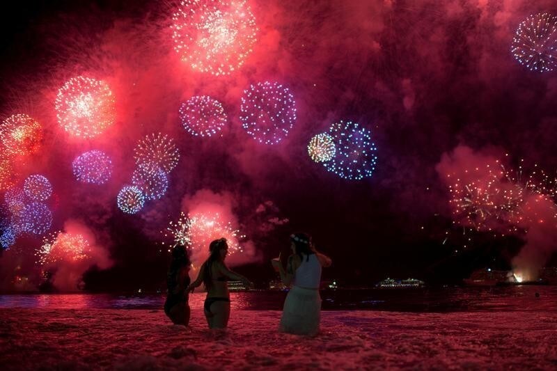 People watch as fireworks explode over Copacabana beach during New Year celebrations in Rio de Janeiro, Brazil January 1, 2018. REUTERS/Lucas Landau TPX IMAGES OF THE DAY - RC1E5A81F3E0