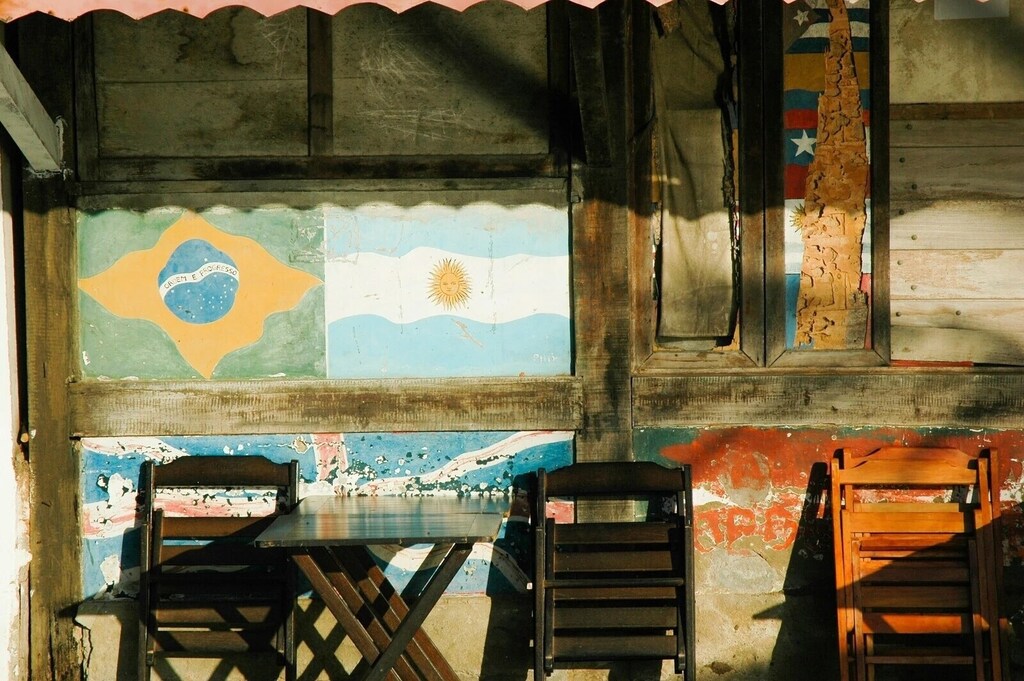 Escuela rural con las banderas pintadas de Brasil y Argentina. De los 50 países más afectados por la crisis climática en el mundo, 13 se encuentran en América Latina y el Caribe
