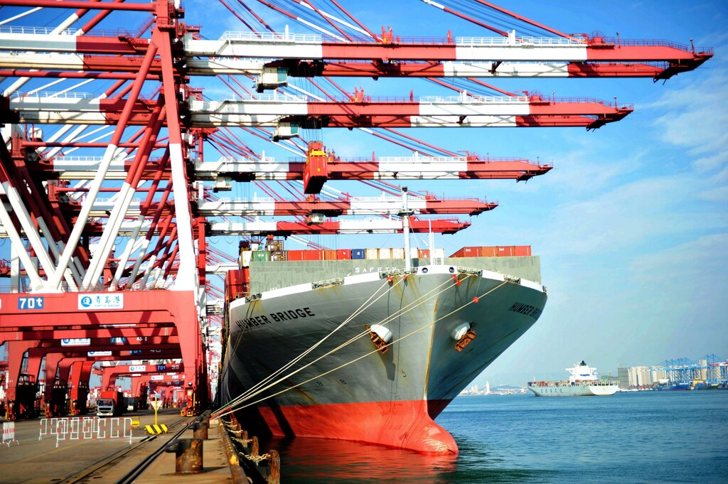 A ship loaded with container boxes is seen at a port in Qingdao, Shandong province, China October 13, 2017. REUTERS/Stringer CHINA OUT. NO COMMERCIAL OR EDITORIAL SALES IN CHINA - RC12D3F4CF80