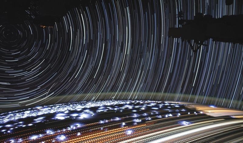 Haces de luz de las estrellas en el espacio y de distintas fuentes de la Tierra se ven en este time-lapse tomado durante la órbita de Namibia en el mar Rojo, Estación Espacial Internacional. Imagen de noviembre de 2019.