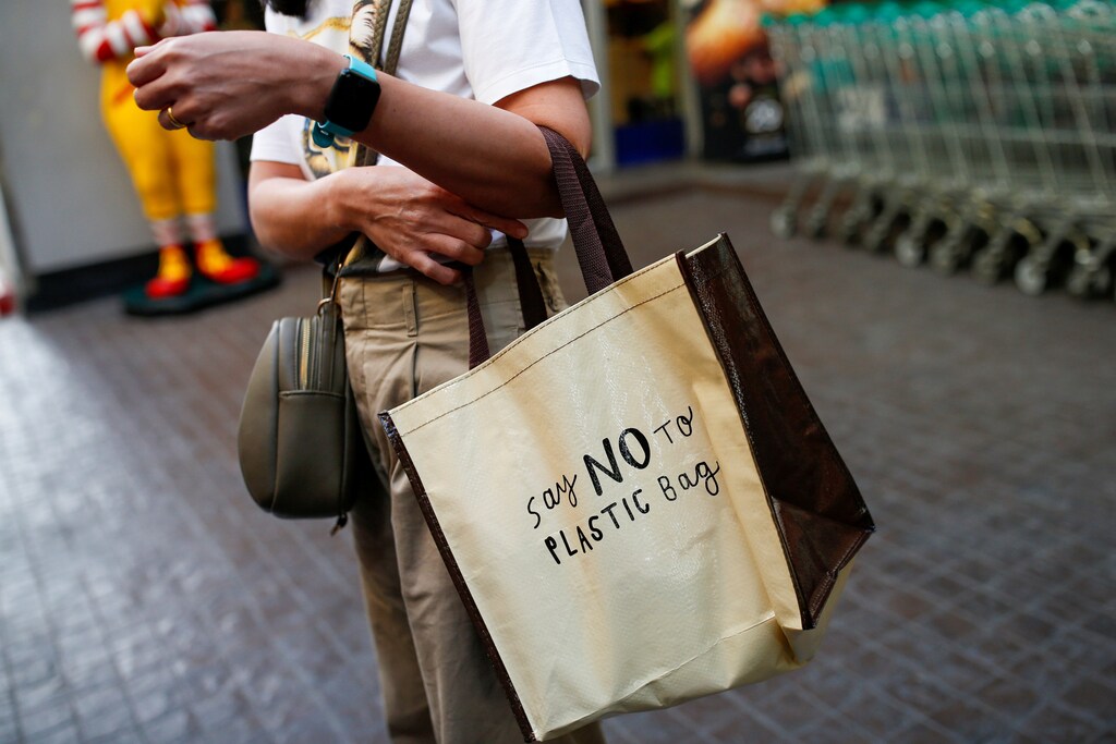 A woman carries a shopping bag after Thailand government's ban of single-use plastic, at a shopping center in Bangkok, Thailand January 2, 2020. REUTERS/ Soe Zeya Tun - RC2N7E93Z6G4