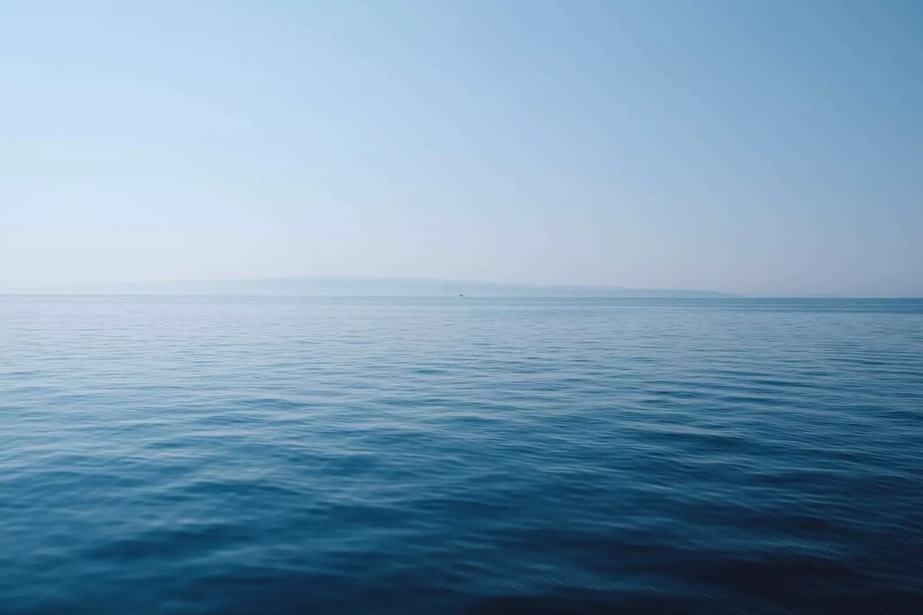 Hay dos principales factores que impulsan el aumento del nivel del mar: el derretimiento de los glaciares y la expansión del agua de mar debido al aumento de las temperaturas globales.