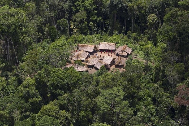 An aerial view shows the Yanomami Indian community of Irotatheri, in the southern Amazonas state of Venezuela, just 19km (12 miles) from Brazil's border, during a government trip for journalists, September 7, 2012. The Venezuela government and indigenous groups are disputing whether an alleged massacre of Amazon villagers took place after the government said it found no evidence of an attack. A group representing the Yanomami tribe last week said that Brazilian gold miners had crossed the border and attacked a village from a helicopter. Venezuelan officials said over the weekend that flyovers of the area led them to believe that the allegations were false. Picture taken September 7, 2012. REUTERS/Carlos Garcia Rawlins (VENEZUELA - Tags: POLITICS SOCIETY) - RTR37PX5