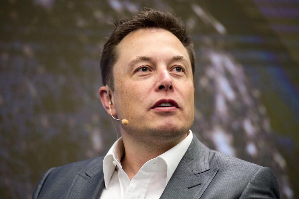 Elon Musk, Chairman of SolarCity and CEO of Tesla Motors, speaks at SolarCity's Inside Energy Summit in Manhattan, New York October 2, 2015. SolarCity on Friday said it had built a solar panel that is the most efficient in the industry at transforming sunlight into electricity. REUTERS/Rashid Umar Abbasi - RTS2SQZ