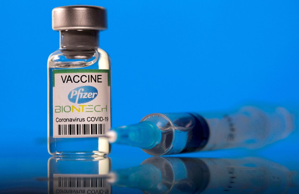 FILE PHOTO: A vial labelled with the Pfizer-BioNTech coronavirus disease (COVID-19) vaccine is seen in this illustration picture taken March 19, 2021. REUTERS/Dado Ruvic/File Photo/File Photo