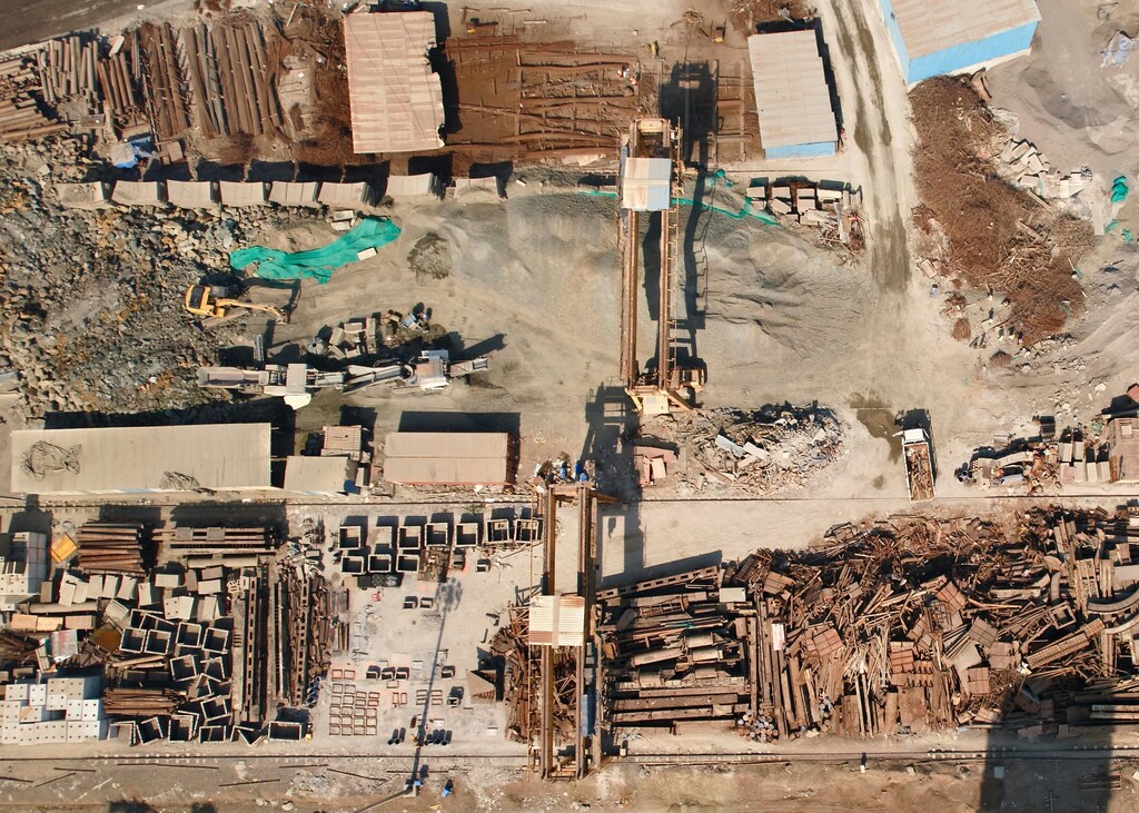 Vista aérea de una obra en construcción con una grúa.