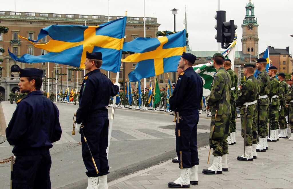 FILE PHOTO: Swedish armed forces soldiers attend a rehearsal in front of the Royal Palace in Stockholm, Sweden June 18, 2010. Sweden's centre-left government will decide on Thursday March 2, 2017 to reintroduce military conscription next year, amid lingering difficulties filling the ranks on a voluntary basis and a more uncertain security situation, public broadcaster SR reported. REUTERS/Fabrizio Bensch/File Photo - RTS1139V