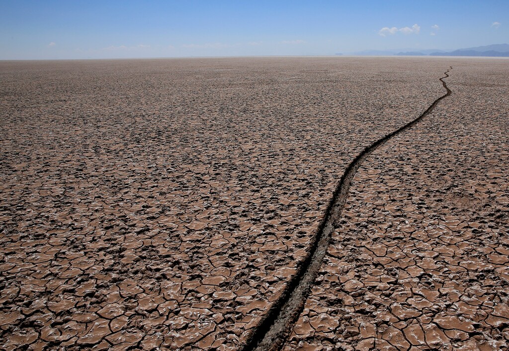 A view of dried lake Poopo affected by climate change, in the Oruro Department, Bolivia, September 1, 2017. Picture taken September 1, 2017. REUTERS/David Mercado - RC150CB82730