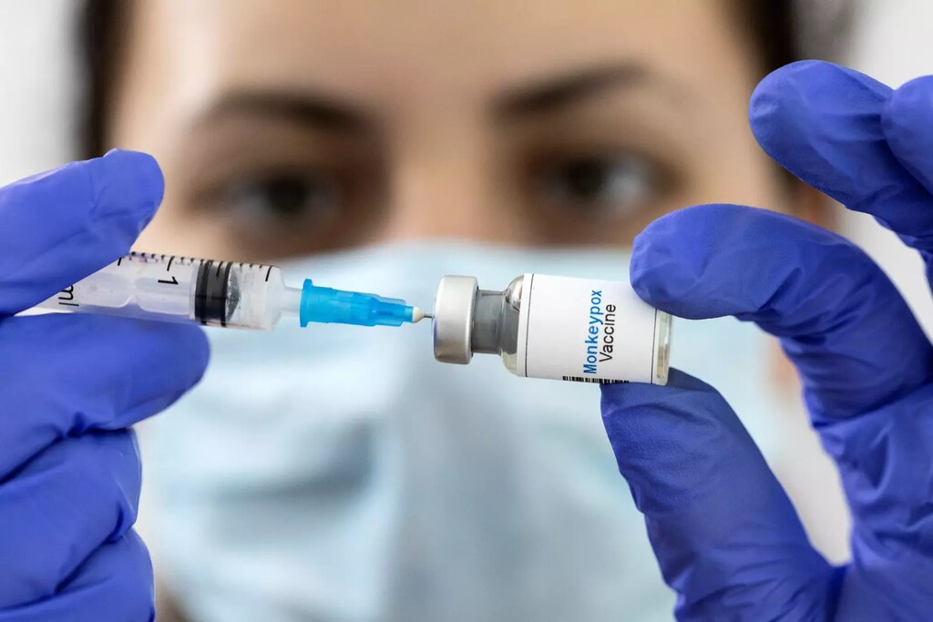 Una mujer sostiene un vial con la etiqueta «Mpox vaccine» y una jeringa médica en esta foto tomada el 25 de mayo de 2022. REUTERS/Dado Ruvic/Ilustración