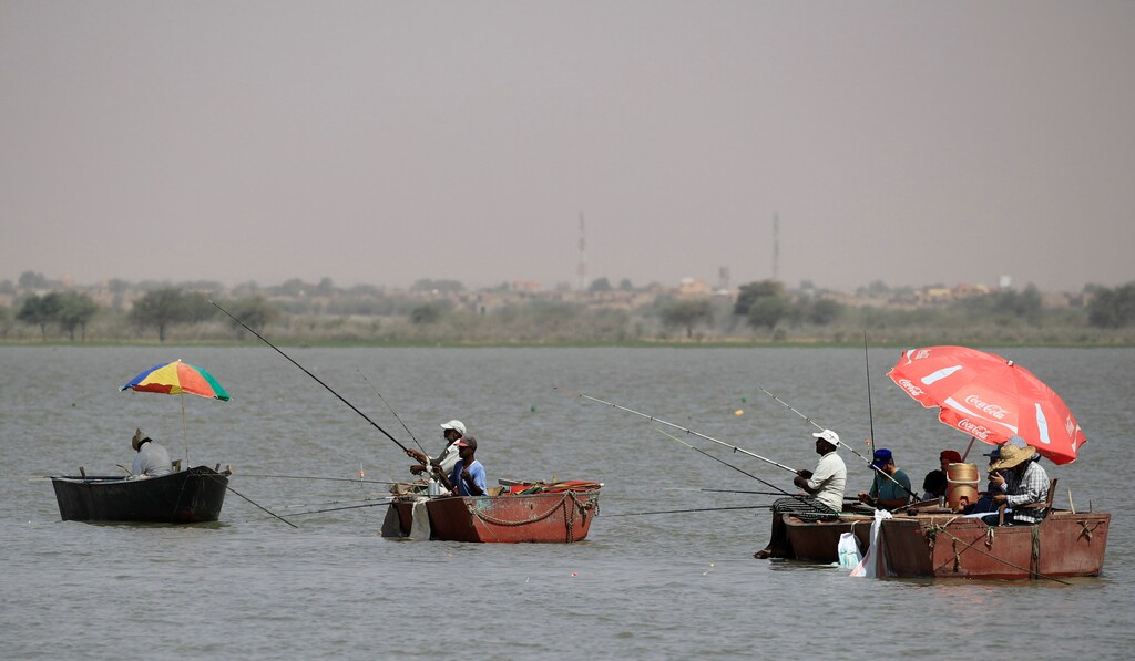 Men fish at Nile River during a hot weekend near Jebel Aulia, Sudan, May 3, 2019. REUTERS/Umit Bektas - RC1FC8FD0130
