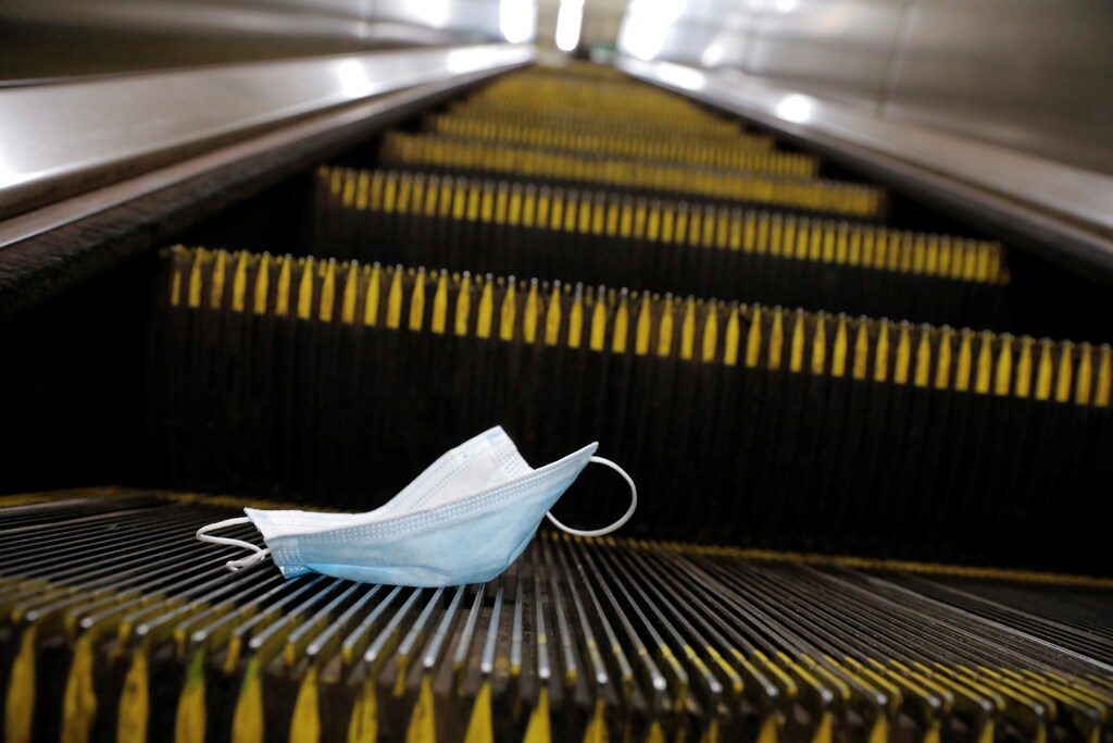 A protective mask is seen discarded on an escalator during the outbreak of the coronavirus disease (COVID-19) pandemic in Manhattan, New York City, U.S., September 3, 2021. REUTERS/Andrew Kelly - RC2GIP9CSD7P