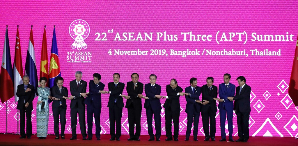 Asean leaders shake hands with Japan's Prime Minister Shinzo Abe, Chinese Premier Li Keqiang and South Korea's President Moon Jae-in during the 22nd ASEAN Plus Three Summit in Bangkok, Thailand, November 4, 2019. REUTERS/Athit Perawongmetha - RC169B5868A0