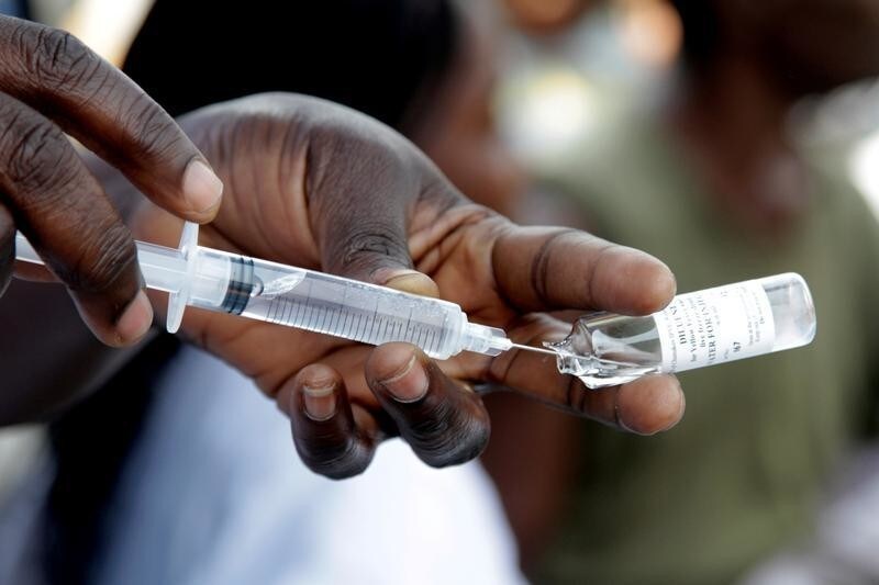 A Congolese health worker prepares to vaccinate a resident during an emergency campaign of vaccination against yellow fever in Kisenso district, of the Democratic Republic of Congo's capital Kinshasa, July 20, 2016. REUTERS/Kenny Katombe/File Photo - RTX2L8MB