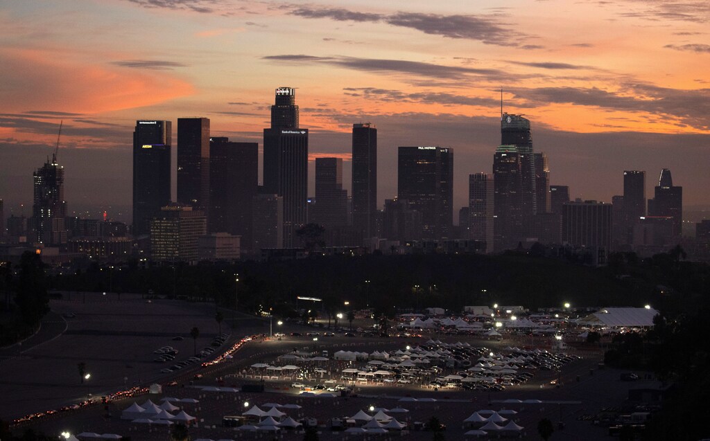 Vehicles line up at at Dodger Stadium COVID-19 vaccination site at sunset during the outbreak of the coronavirus disease (COVID-19), in Los Angeles, California, U.S., February 1, 2021. REUTERS/Mario Anzuoni - RC25KL968DUC