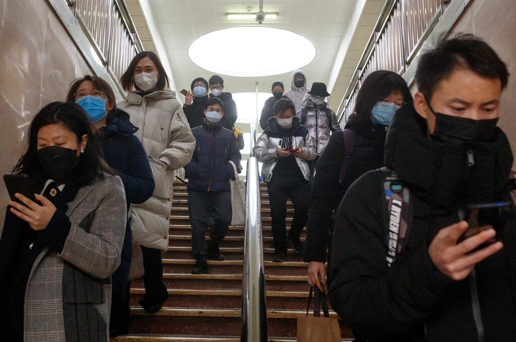 People wear face masks as they change subway lines in Beijing as the country is hit by an outbreak of the novel coronavirus, China, March 10, 2020. REUTERS/Thomas Peter - RC2SGF9RTXPB