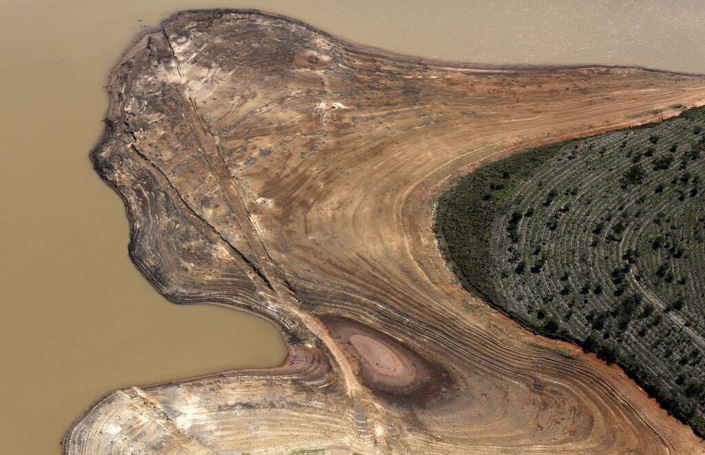 An aerial view of the Atibainha dam, part of the Cantareira reservoir, during a drought in Nazare Paulista, Sao Paulo state November 18, 2014. Brazil's worst drought in 80 years has left the Cantareira system, that provides greater Sao Paulo with most of its water, with the lowest water level on record, with daily rationing becoming common in the region's smaller cities, according to the state authorities and the two main reservoirs serving metropolitan Sao Paulo, South America's largest city, could dry out by February if relief does not arrive in the upcoming rainy season. REUTERS/Nacho Doce (BRAZIL - Tags: DISASTER ENVIRONMENT TPX IMAGES OF THE DAY) - RTR4ENWU