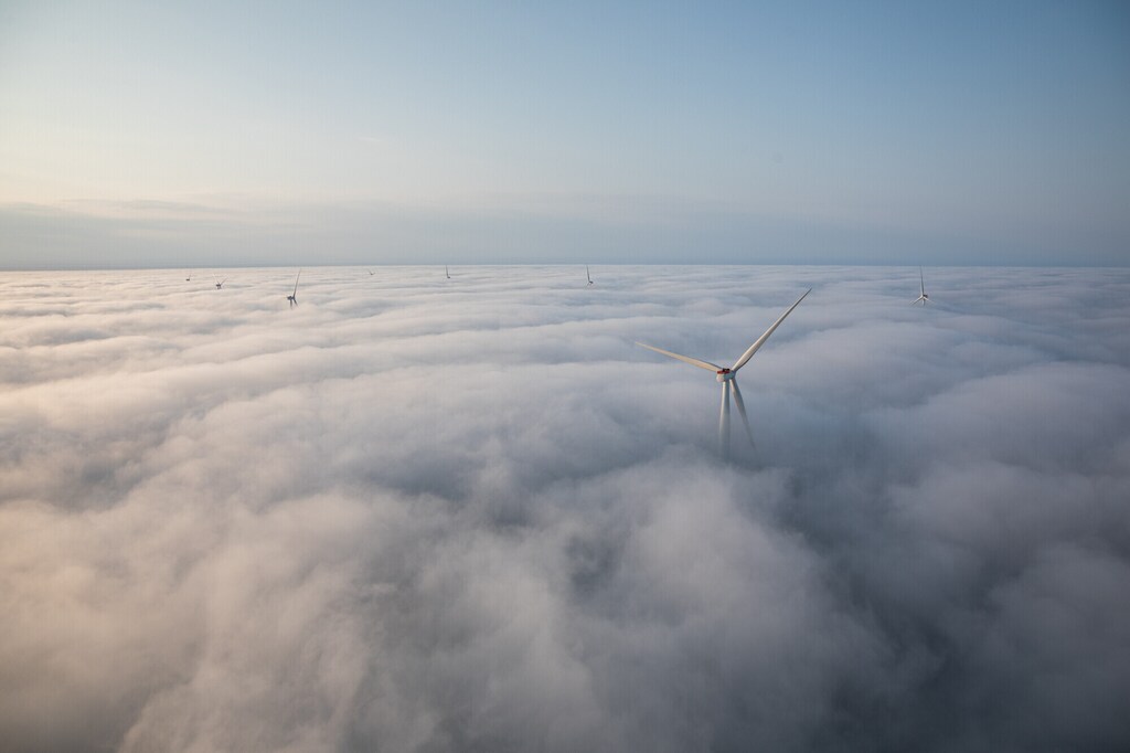 Turbinas de generación de energía eólica en las nubes.