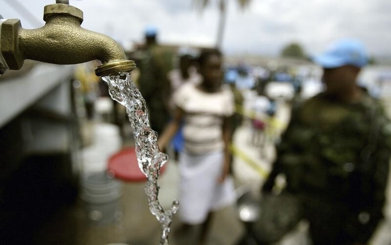 Brazilian U.N. peacekeepers donate water to Haitians in Port-au-Prince March 27, 2007.