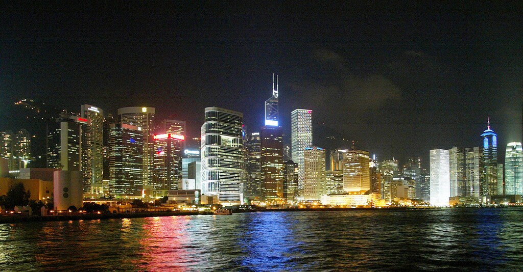 An evening skyline of Hong Kong island. Picture taken September 19,2002. REUTERS/Bobby YipBY/JS - RP3DRIEHWKAA