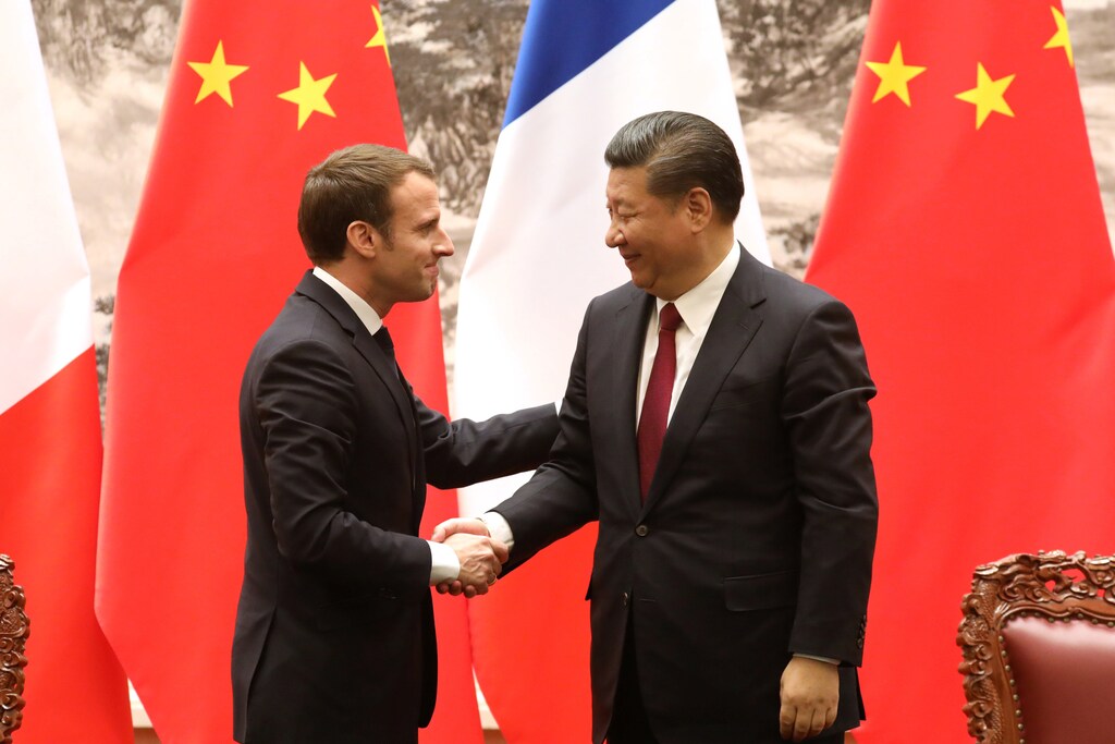French President Emmanuel Macron (L) and Chinese President Xi Jinping shake hands during a press conference in Beijing, China, January 9, 2018. REUTERS/Ludovic Marin/Pool - RC1ABE171C00