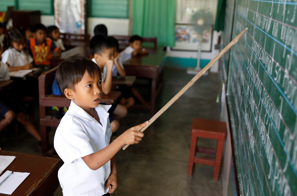 Schoolchildren attend classes in the mining town of Sta Cruz, Zambales in northern Philippines February 8, 2017. Picture taken February 8, 2017. REUTERS/Erik De Castro - RTSYP9M