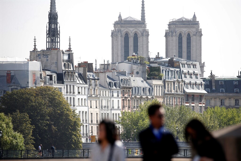 General view of the Ile de la Cite and the Notre Dame Cathedral in Paris, France September 26, 2016. REUTERS/Charles Platiau - RTSPH72
