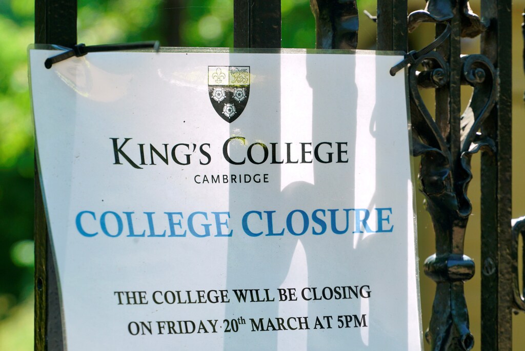 Un cartel en el Kings College de Cambridge, anunciando su cierre en marzo, se exhibe en las puertas de la universidad en medio del nuevo brote de coronavirus, en Cambridge, Gran Bretaña, el 20 de mayo de 2020.