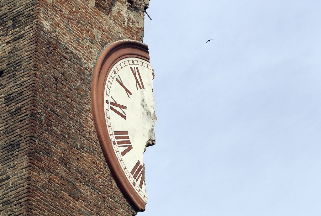 A damaged old tower is seen after an earthquake in Finale Emilia May 20, 2012. A strong earthquake rocked a large swathe of northern Italy early on Sunday, killing at least three people and causing serious damage to the area's cultural heritage. The epicentre of the 6.0 magnitude quake, the strongest to hit Italy in three years, was in the plains near Modena in the Emilia-Romagna region of the Po River Valley. REUTERS/Giorgio Benvenuti ( ITALY - Tags: DISASTER ENVIRONMENT) - GM1E85K1AX502