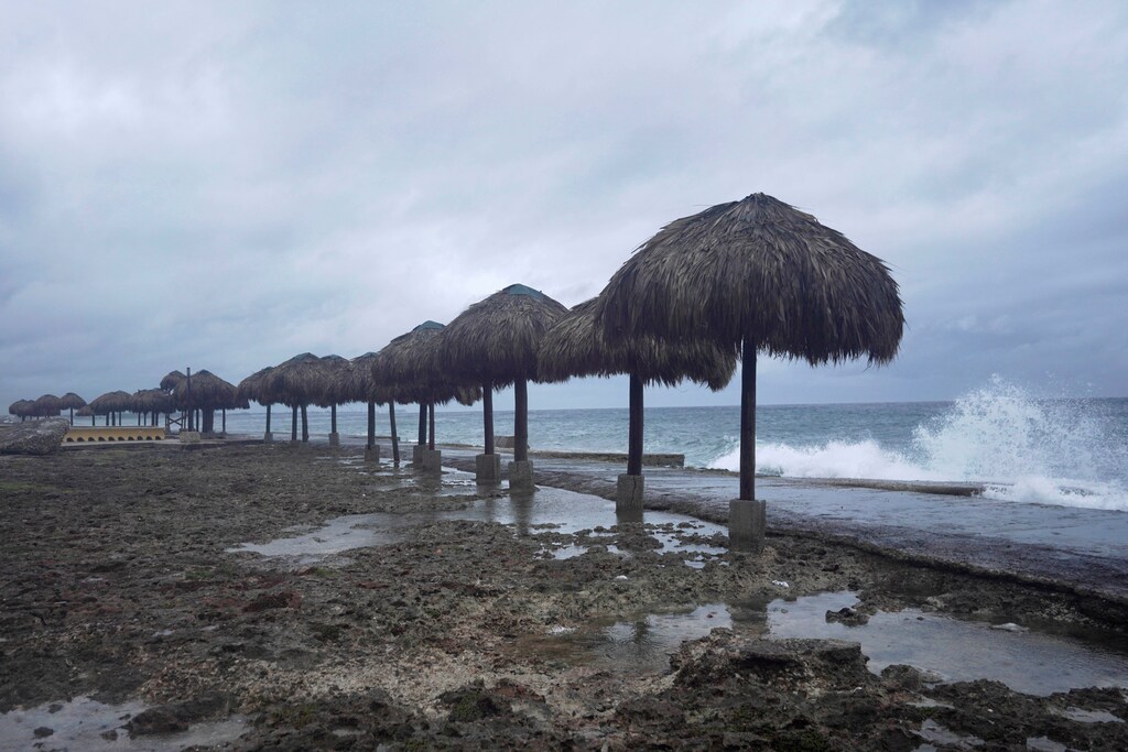 Waves splash at the seafront while Hurricane Ida approaches the island, in Havana, Cuba, August 27, 2021. REUTERS/Alexandre Meneghini - RC21EP9NG2T6